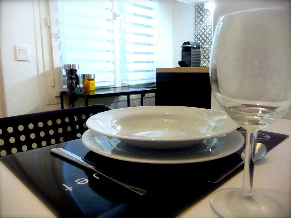 Duplex De Charme Au Coeur De Montmartre Apartment Париж Стая снимка